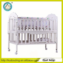 Bequemes Baby klassisches Design Holzbett